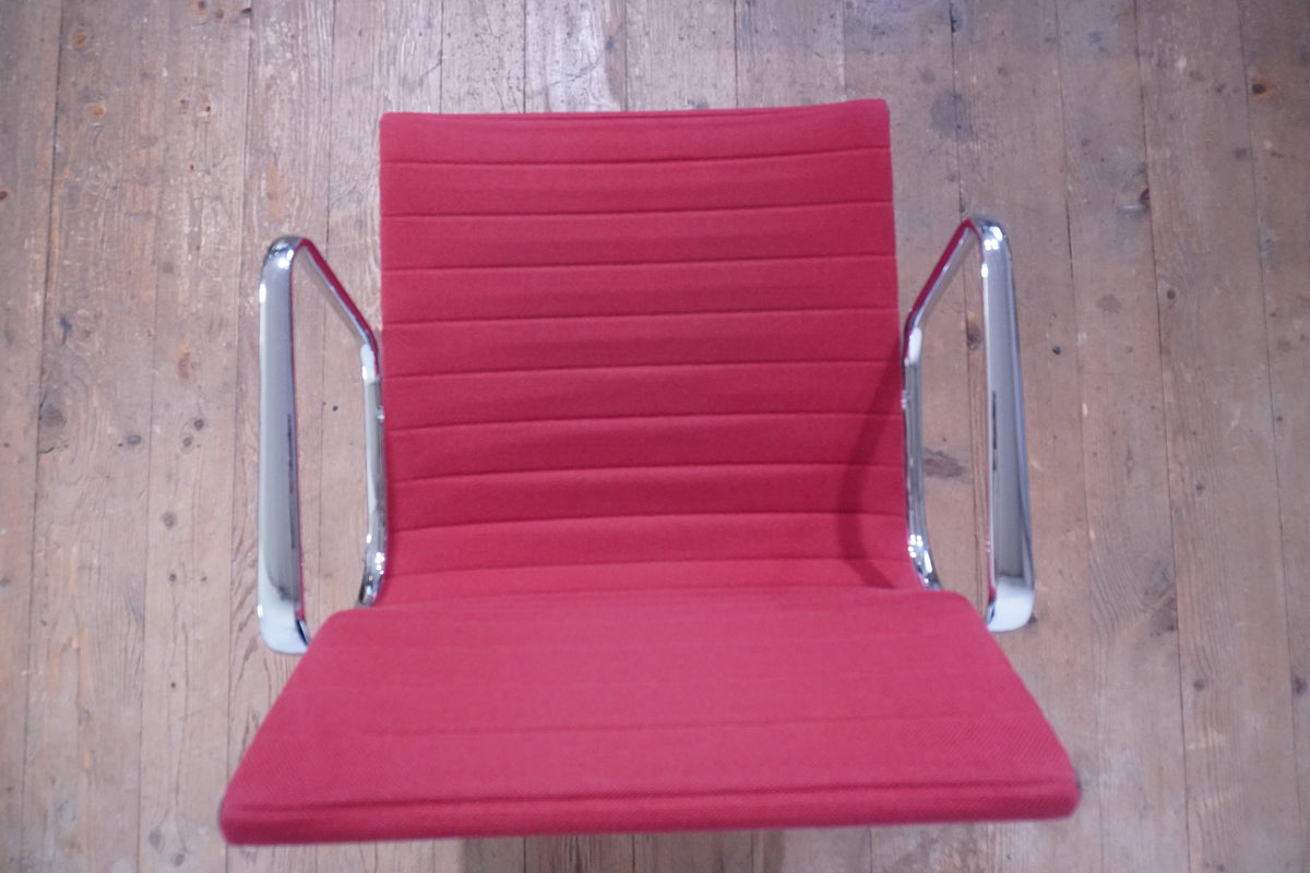 Vitra Eames Alu Chair EA107 Hopsak rot