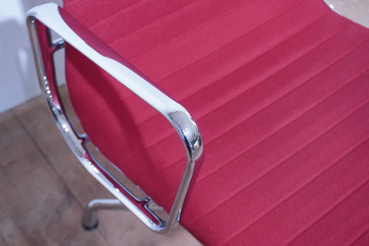 Vitra Eames Alu Chair EA107 Hopsak rot