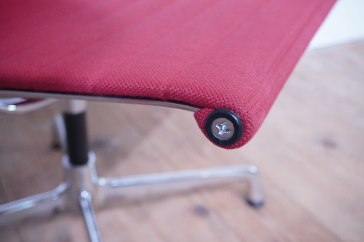 Vitra Eames Alu Chair EA107 Hopsak rot