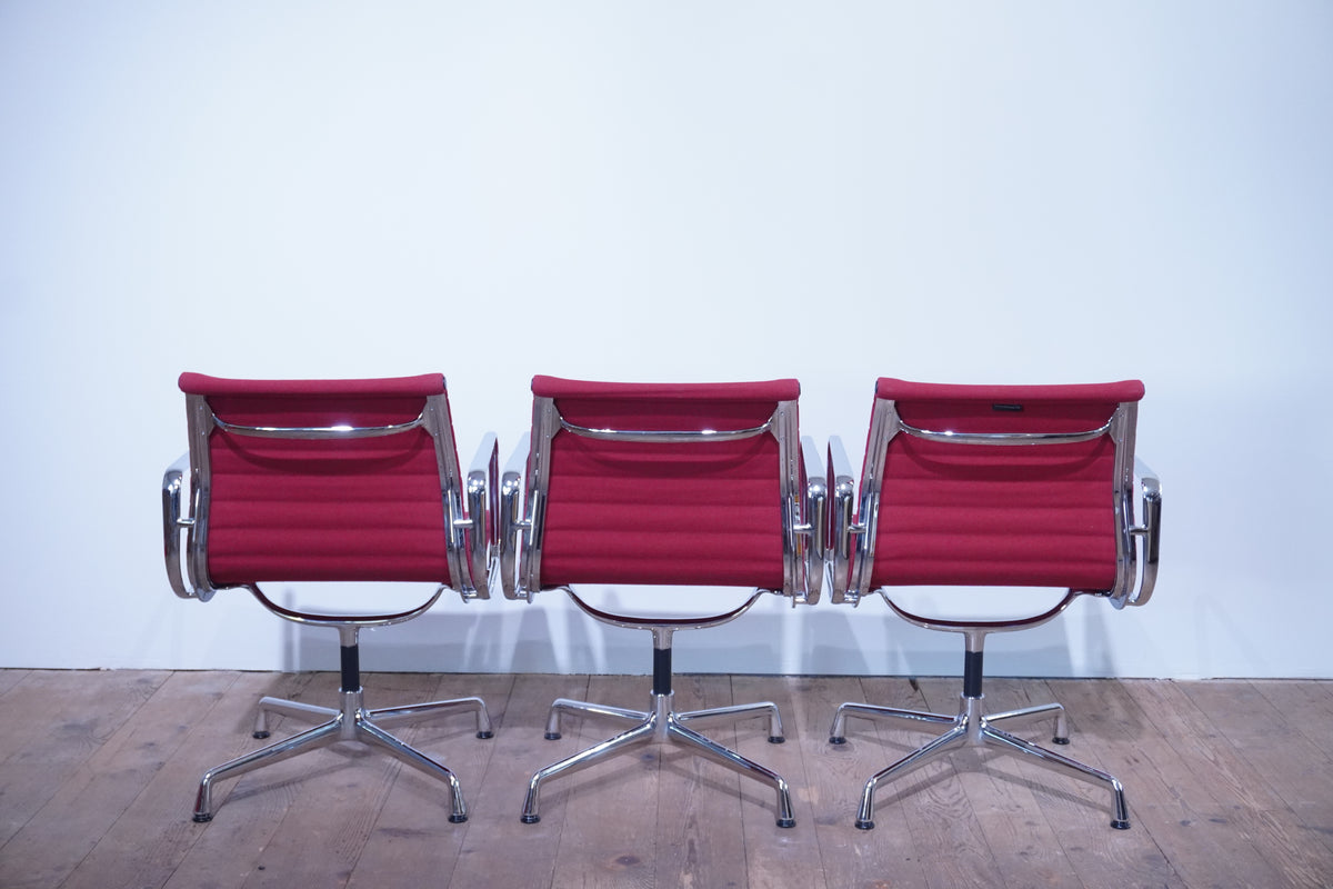 Vitra Eames Alu Chair EA107 Hopsak rot