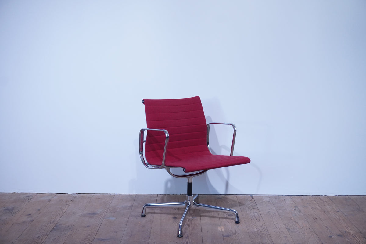 Vitra Eames Alu Chair EA107 Hopsak rot