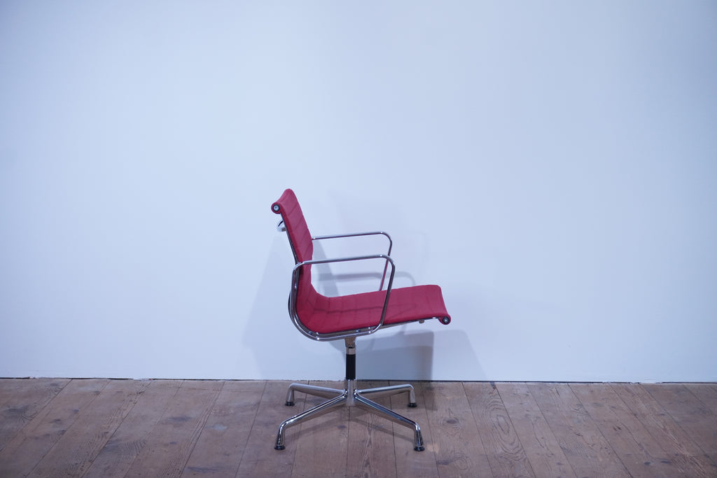 Vitra Eames Alu Chair EA107 Hopsak rot
