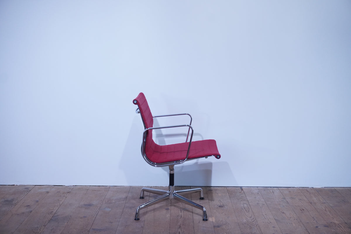 Vitra Eames Alu Chair EA107 Hopsak rot