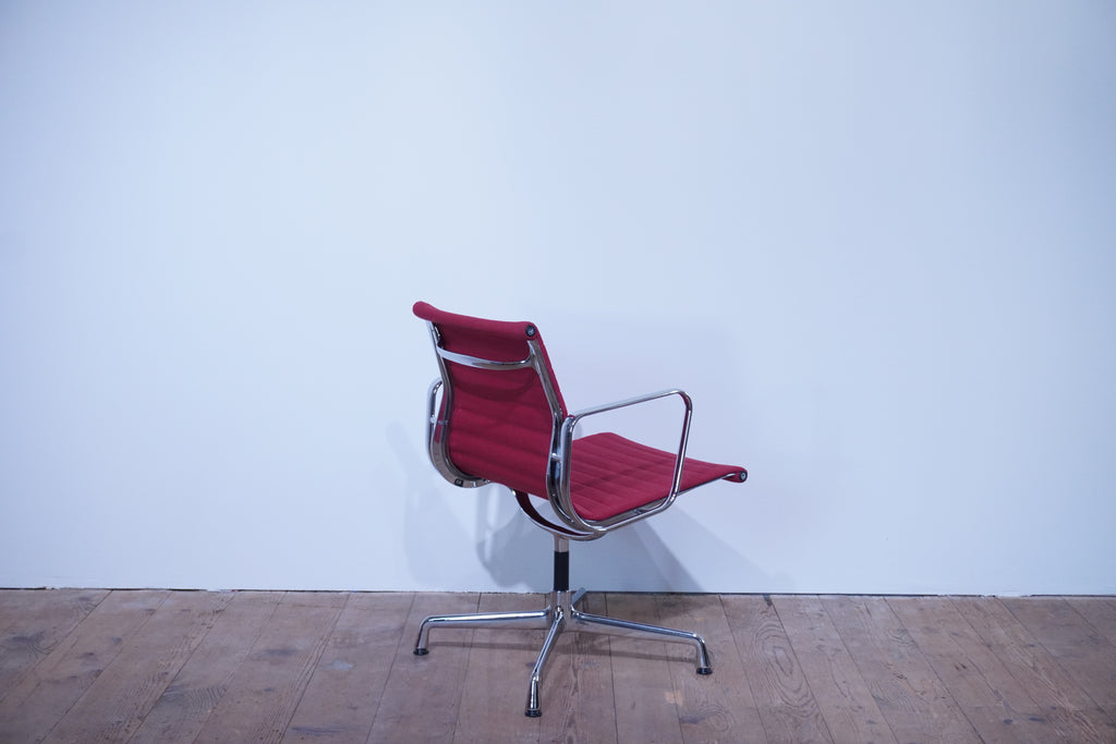 Vitra Eames Alu Chair EA107 Hopsak rot