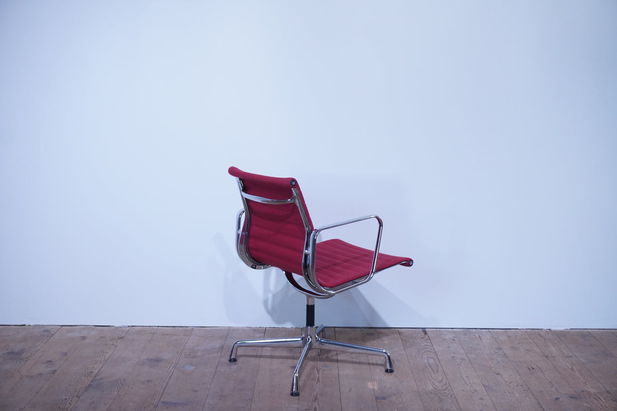 Vitra Eames Alu Chair EA107 Hopsak rot