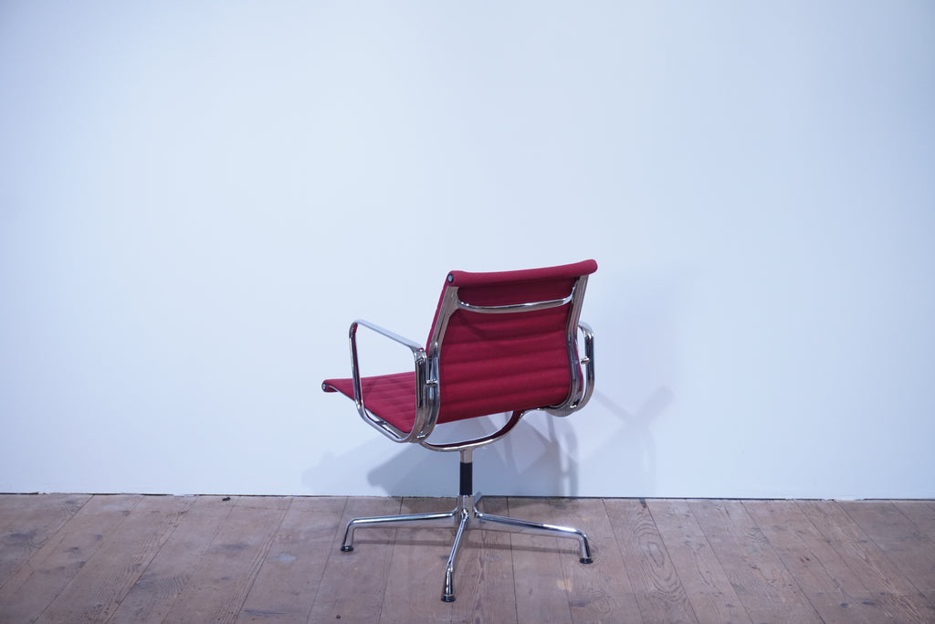 Vitra Eames Alu Chair EA107 Hopsak rot