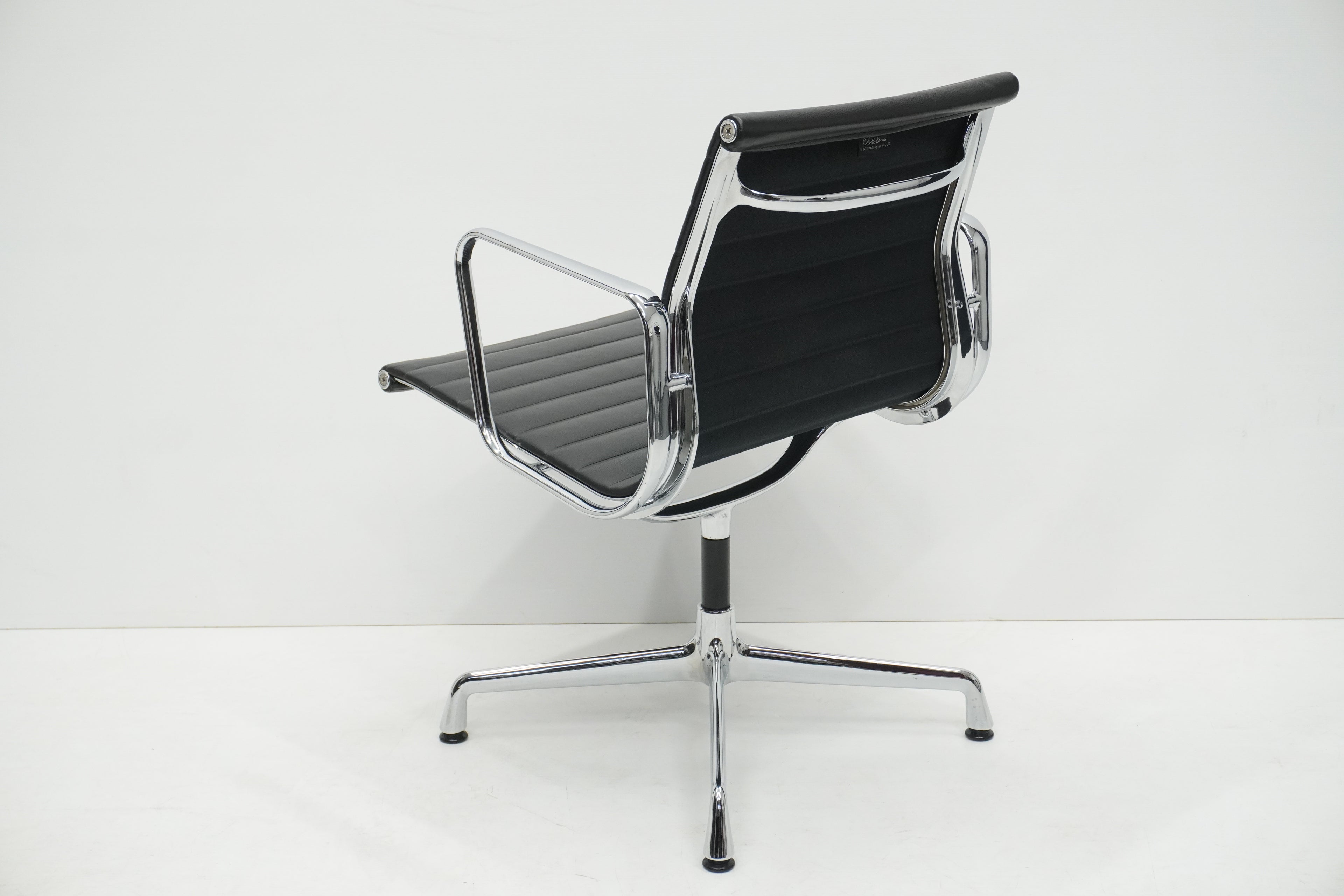Vitra Eames Alu Chair EA107 Leder nero