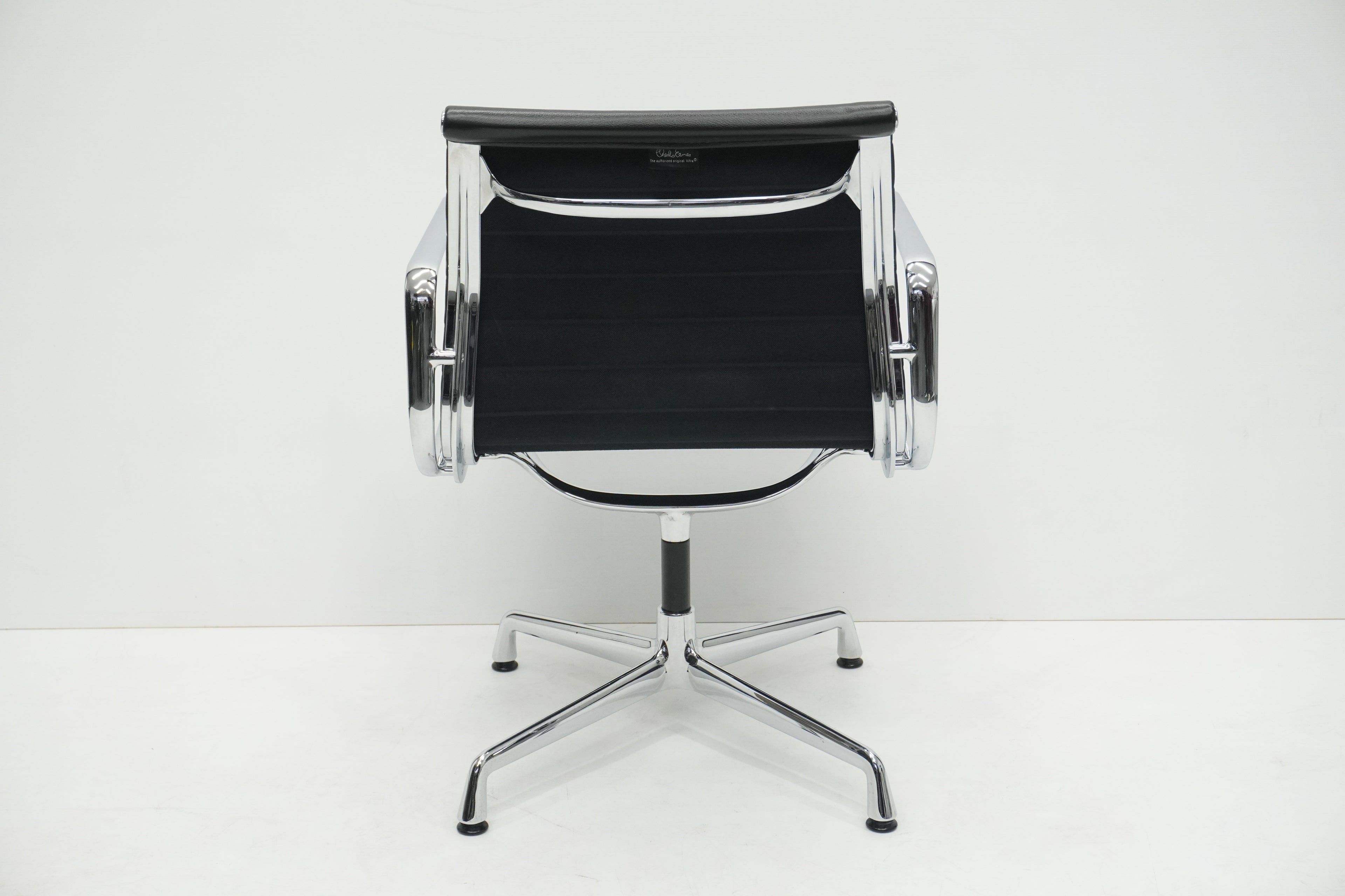 Vitra Eames Alu Chair EA107 Leder nero