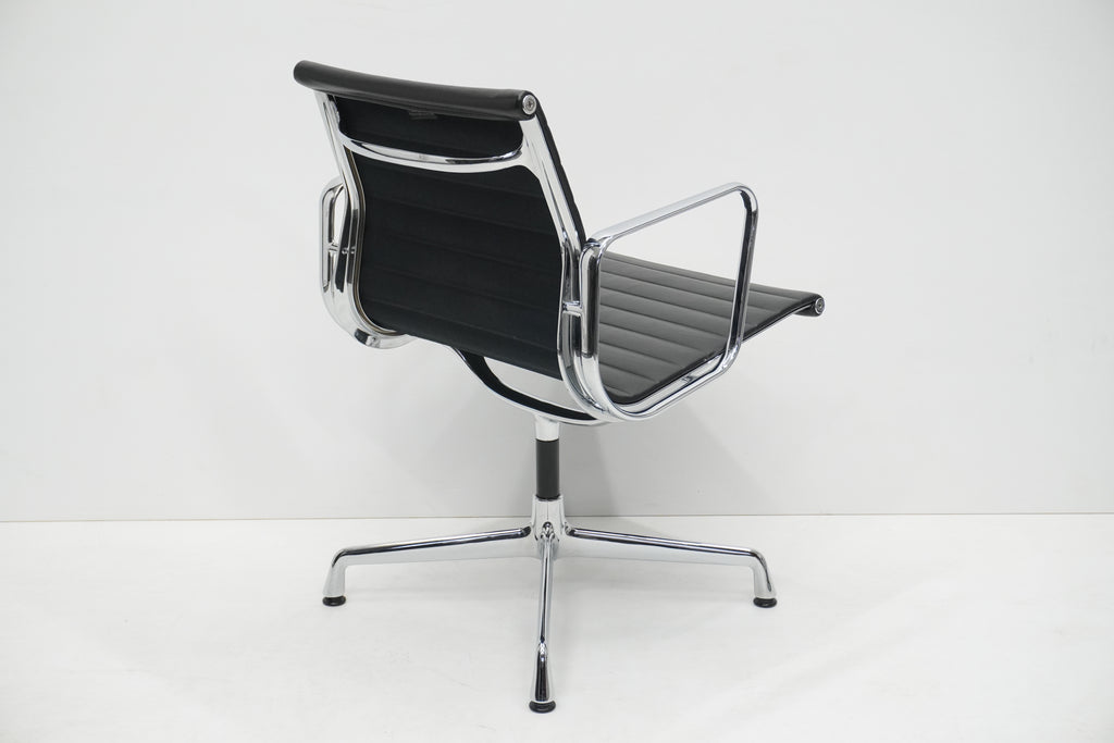 Vitra Eames Alu Chair EA107 Leder nero