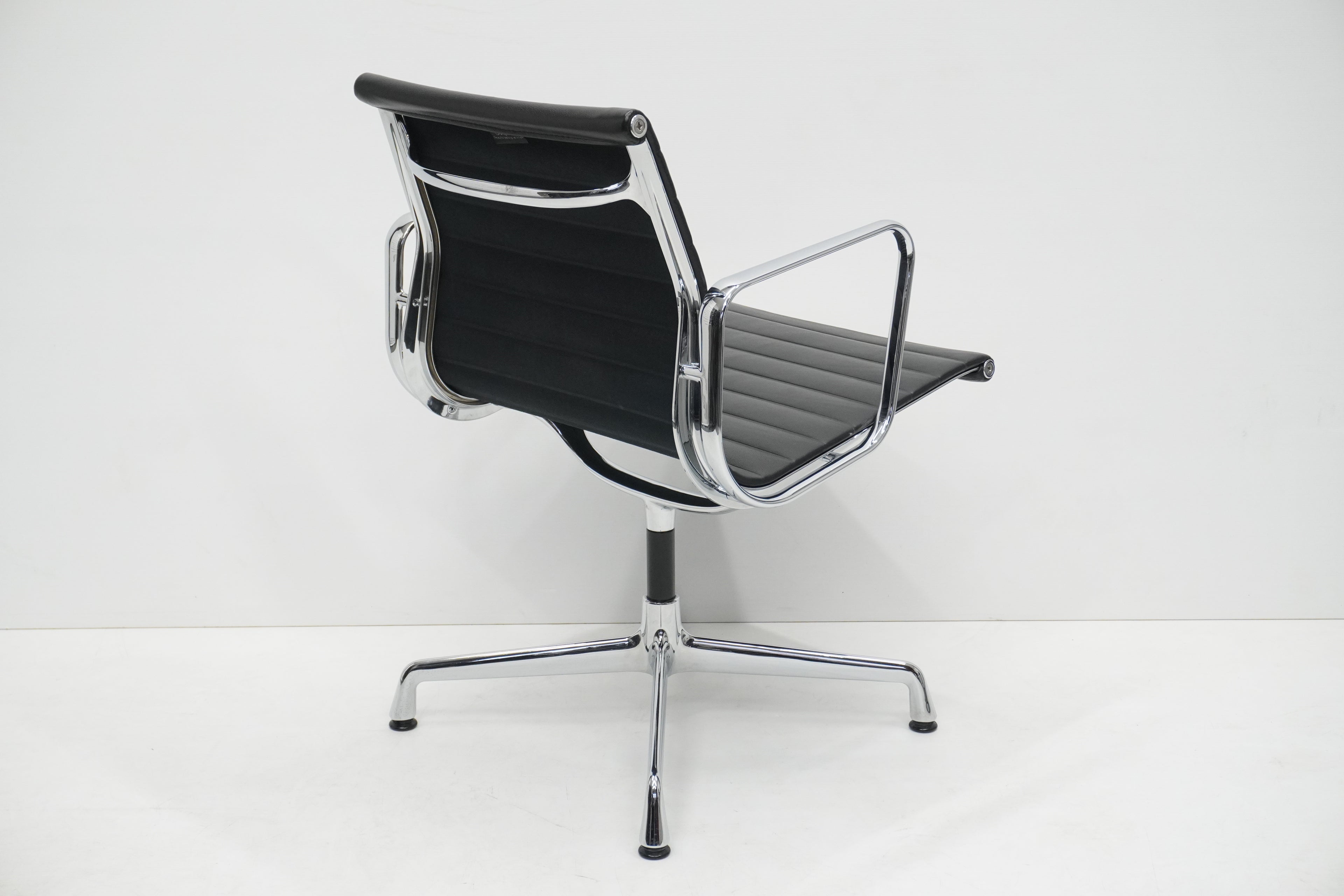 Vitra Eames Alu Chair EA107 Leder nero