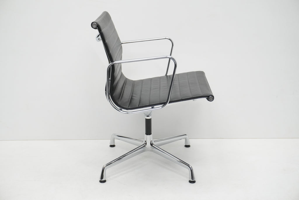 Vitra Eames Alu Chair EA107 Leder nero