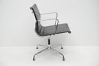 Vitra Eames Alu Chair EA107 Leder nero