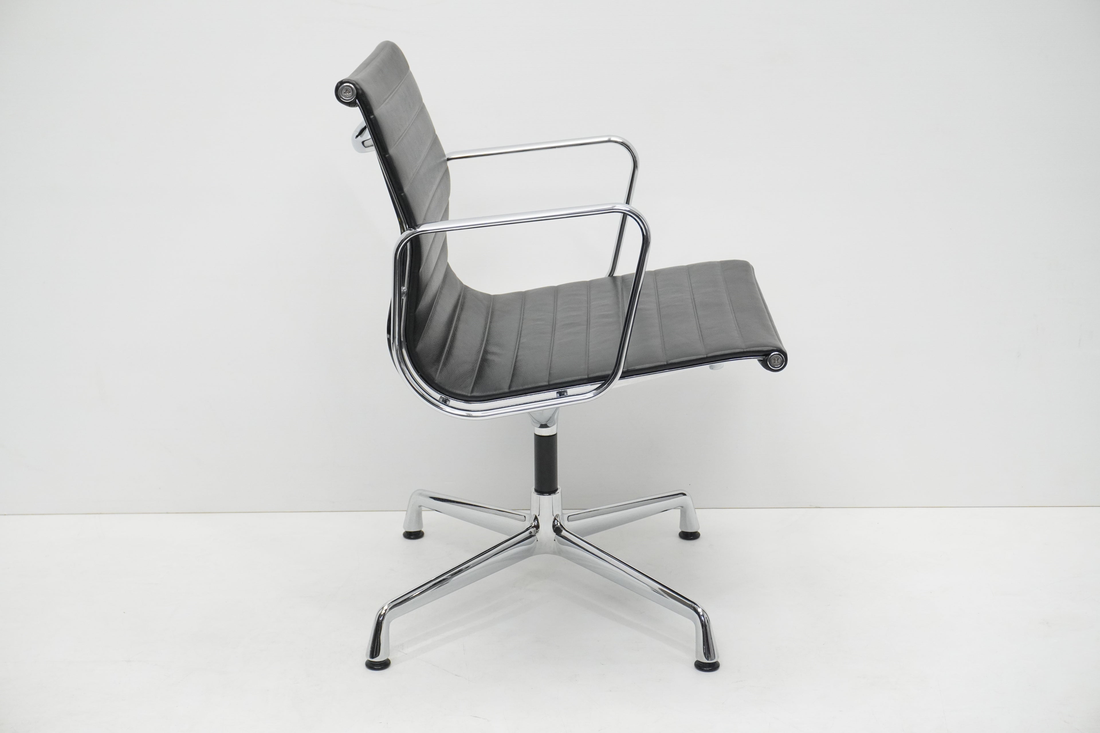 Vitra Eames Alu Chair EA107 Leder nero