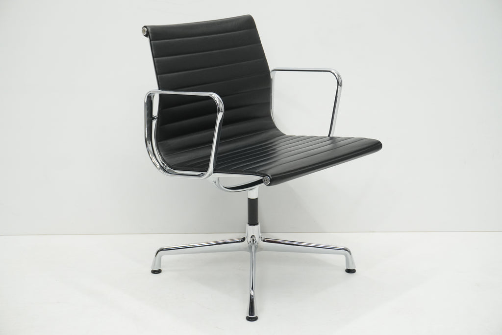 Vitra Eames Alu Chair EA107 Leder nero