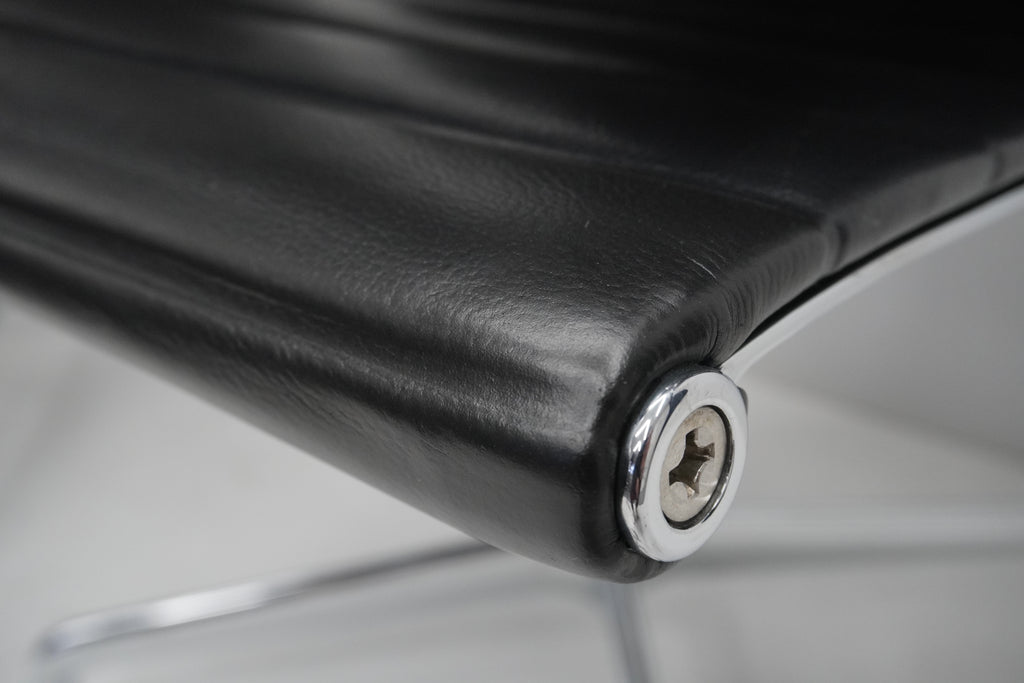 Vitra Eames Alu Chair EA107 Leder nero