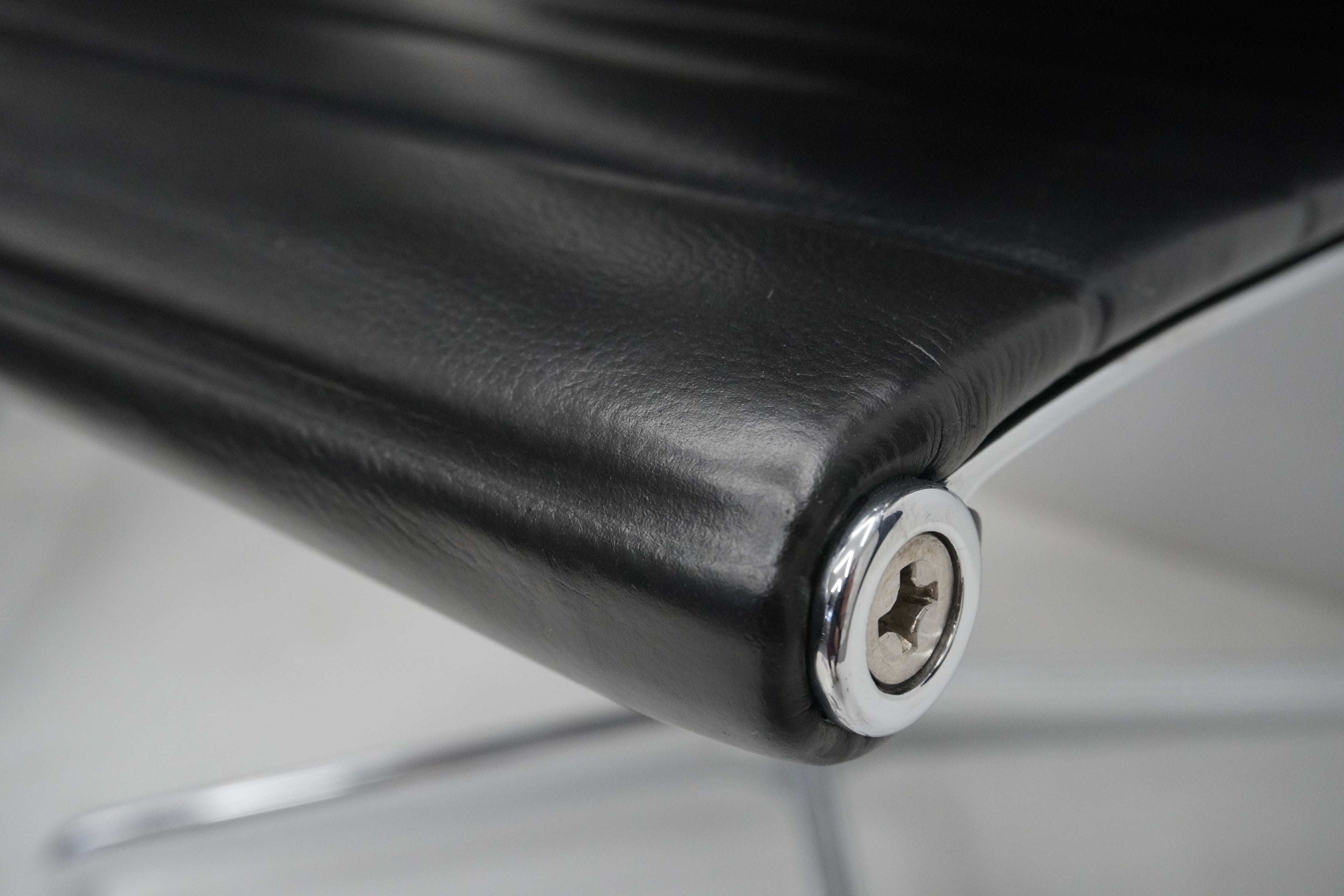 Vitra Eames Alu Chair EA107 Leder nero