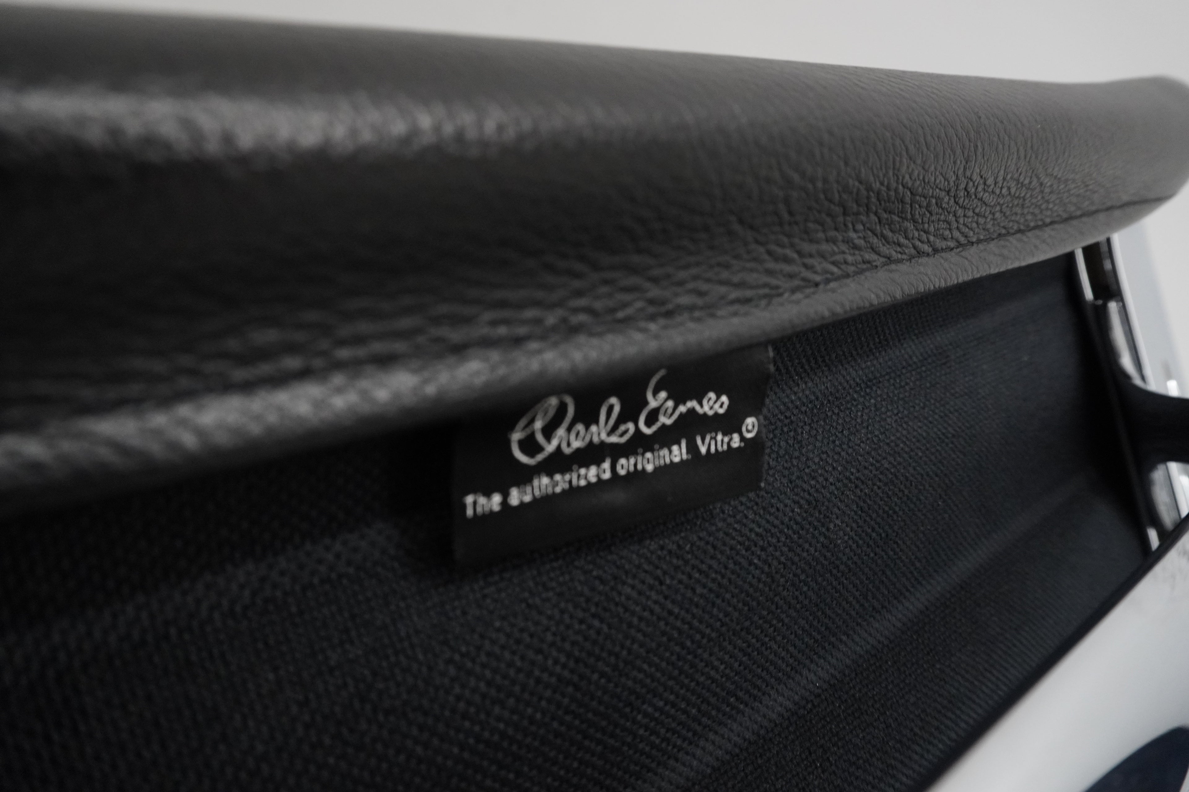 Vitra Eames Alu Chair EA107 Leder nero