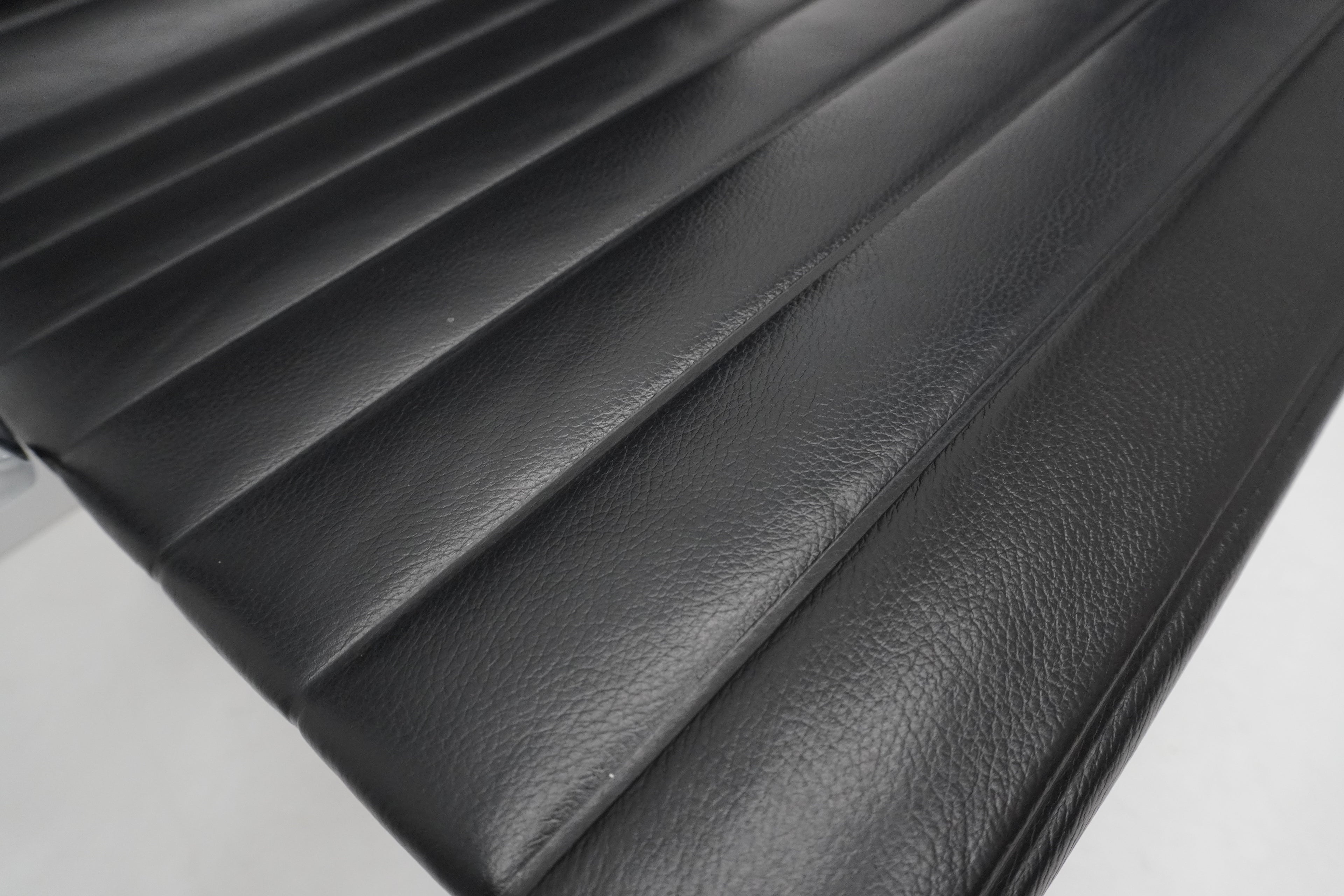 Vitra Eames Alu Chair EA107 Leder nero