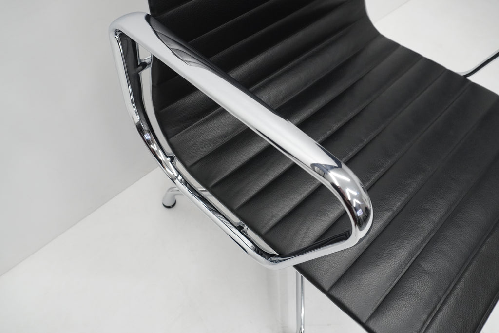 Vitra Eames Alu Chair EA107 Leder nero