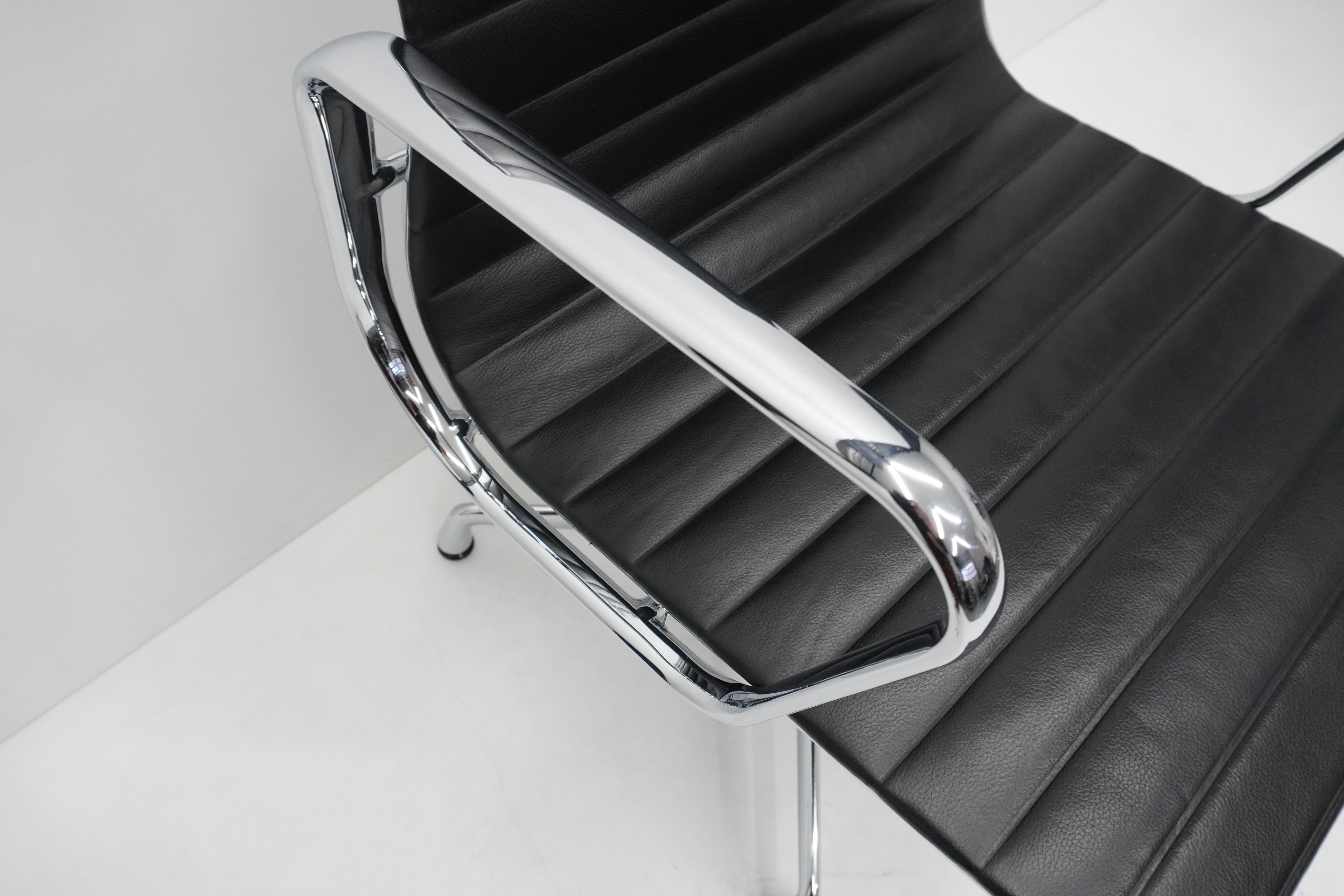 Vitra Eames Alu Chair EA107 Leder nero