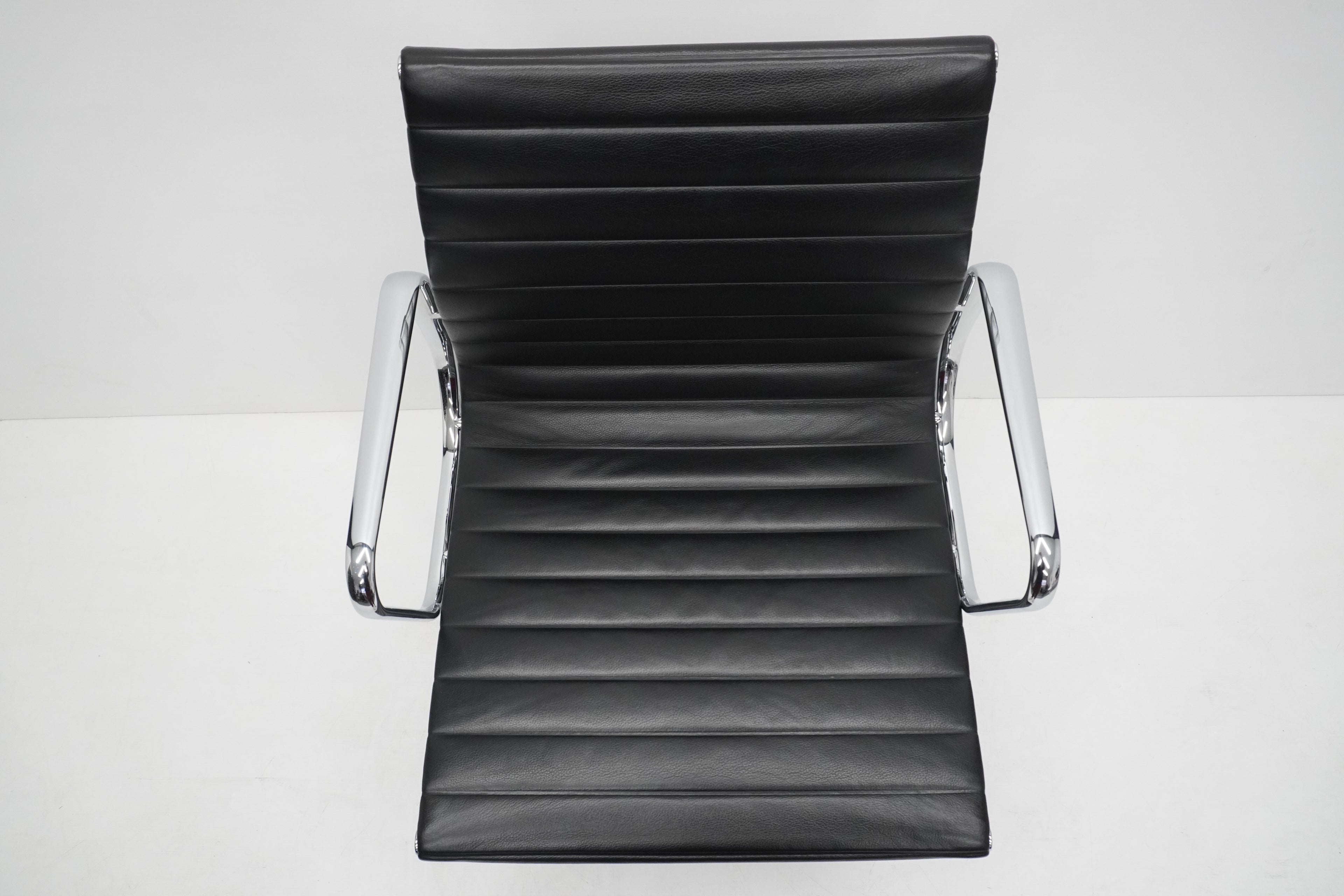 Vitra Eames Alu Chair EA107 Leder nero