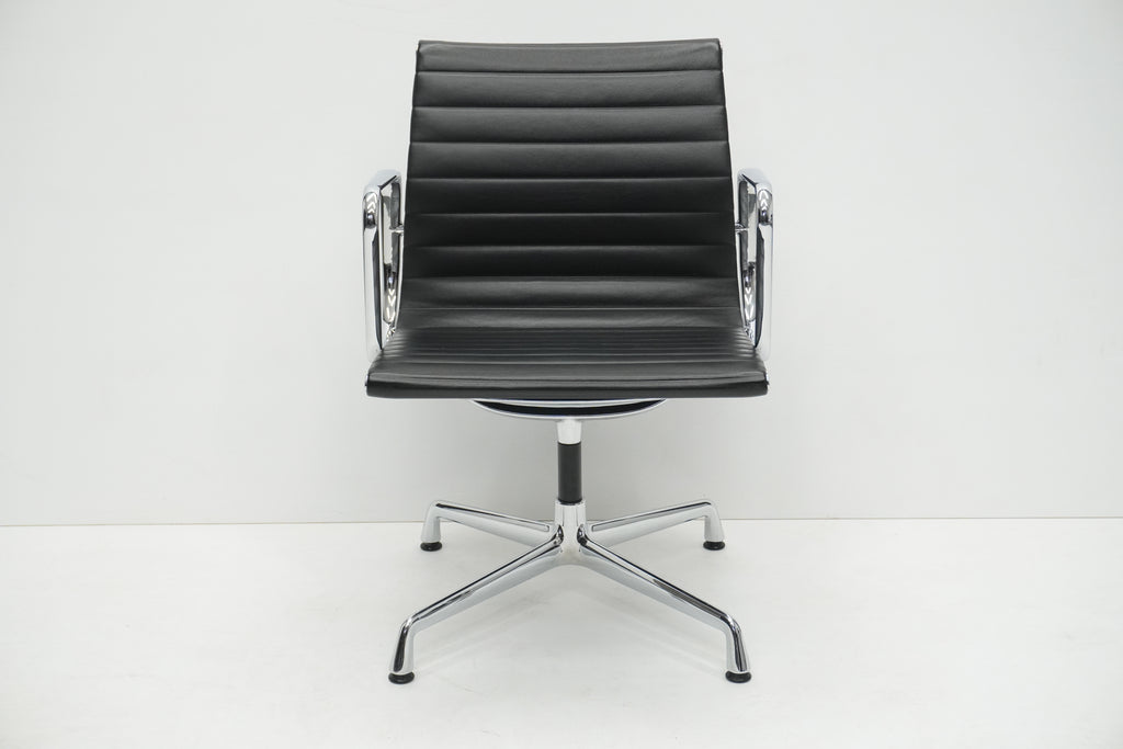 Vitra Eames Alu Chair EA107 Leder nero