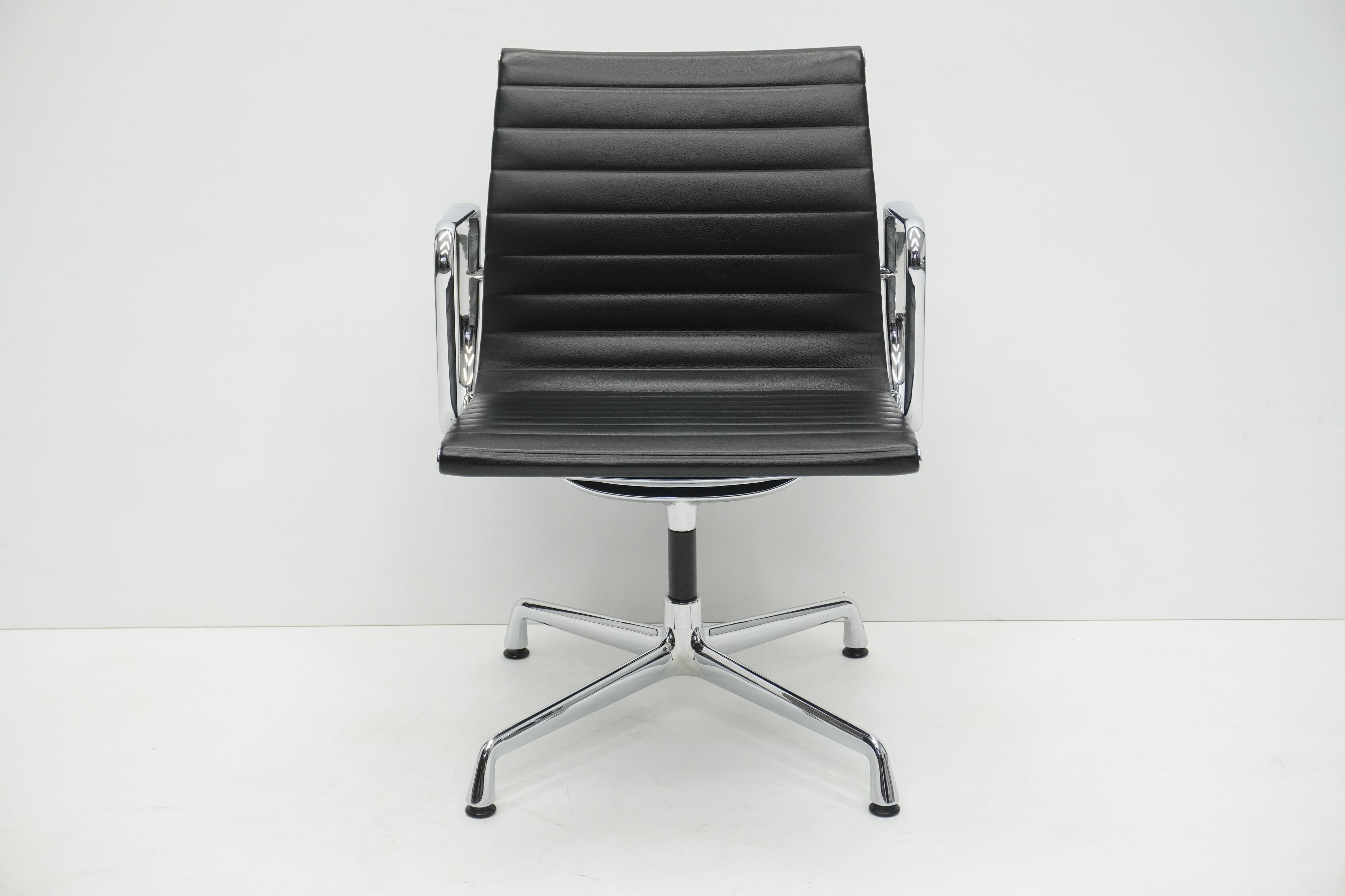 Vitra Eames Alu Chair EA107 Leder nero