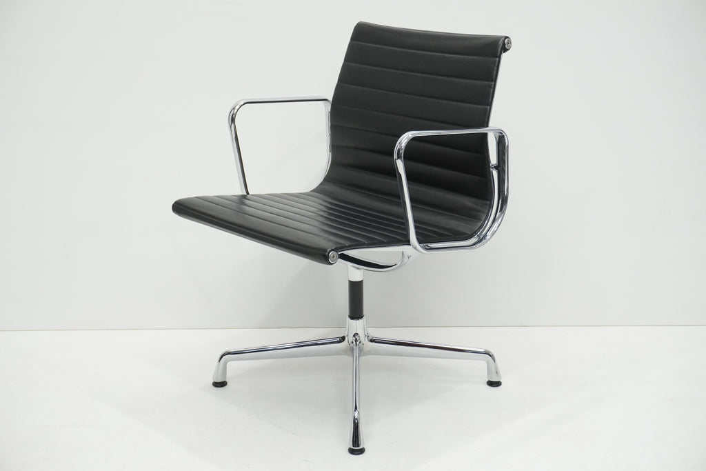 Vitra Eames Alu Chair EA107 Leder nero