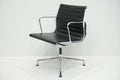 Vitra Eames Alu Chair EA107 Leder nero