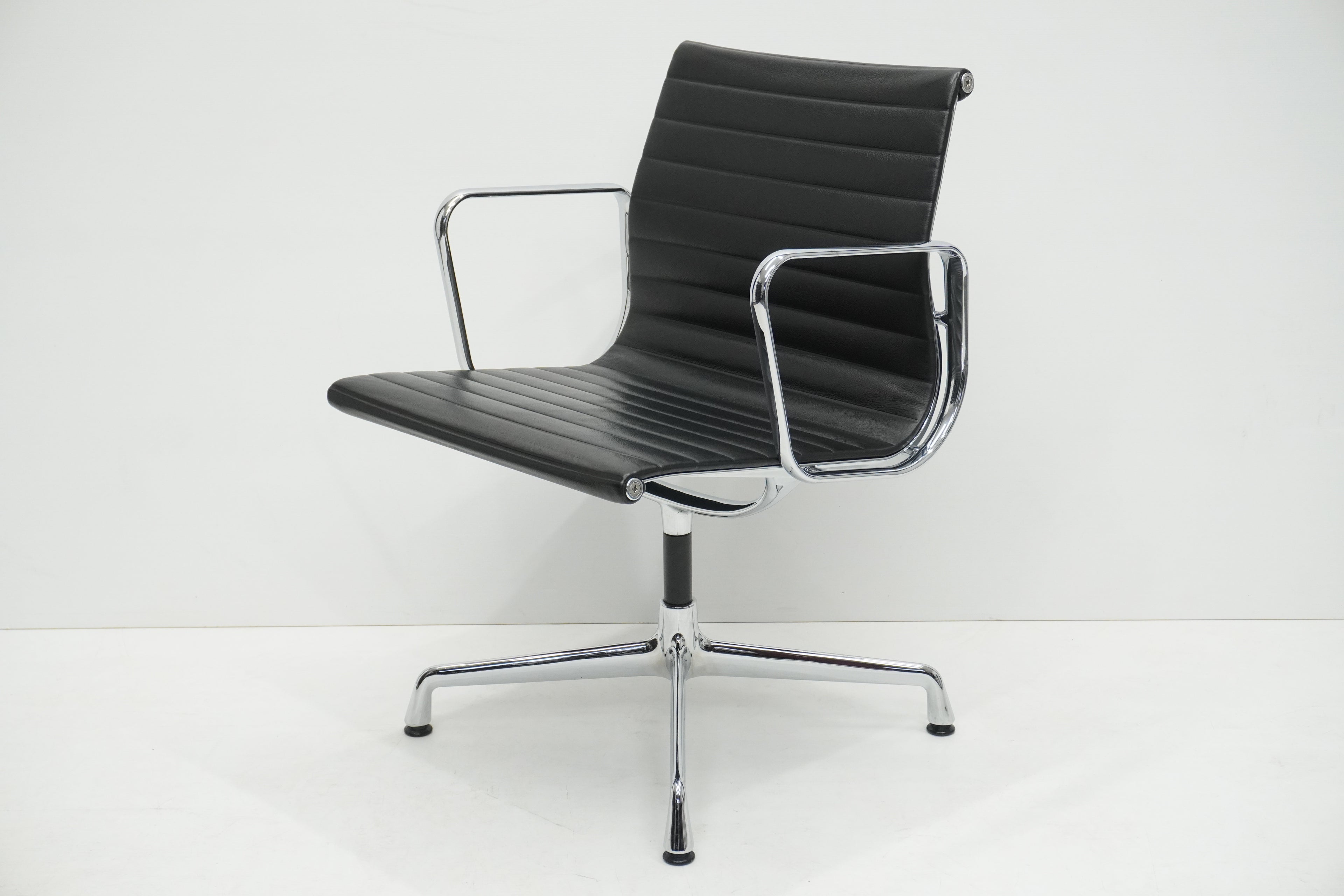 Vitra Eames Alu Chair EA107 Leder nero