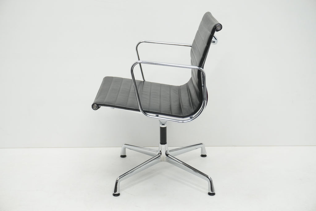 Vitra Eames Alu Chair EA107 Leder nero