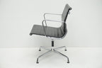 Vitra Eames Alu Chair EA107 Leder nero