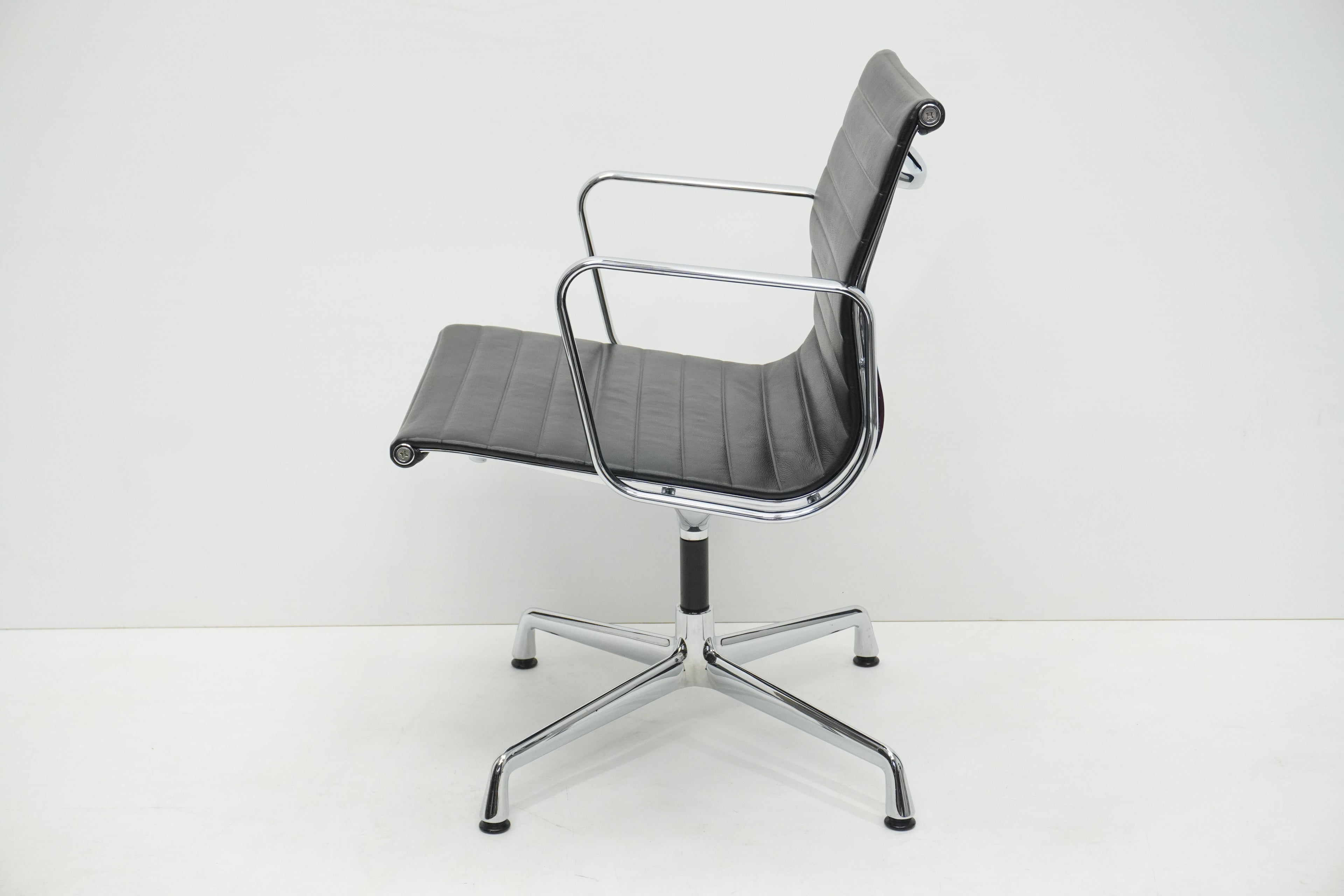 Vitra Eames Alu Chair EA107 Leder nero