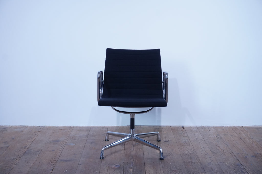 Vitra Eames Alu Chair EA108 Hopsak nero