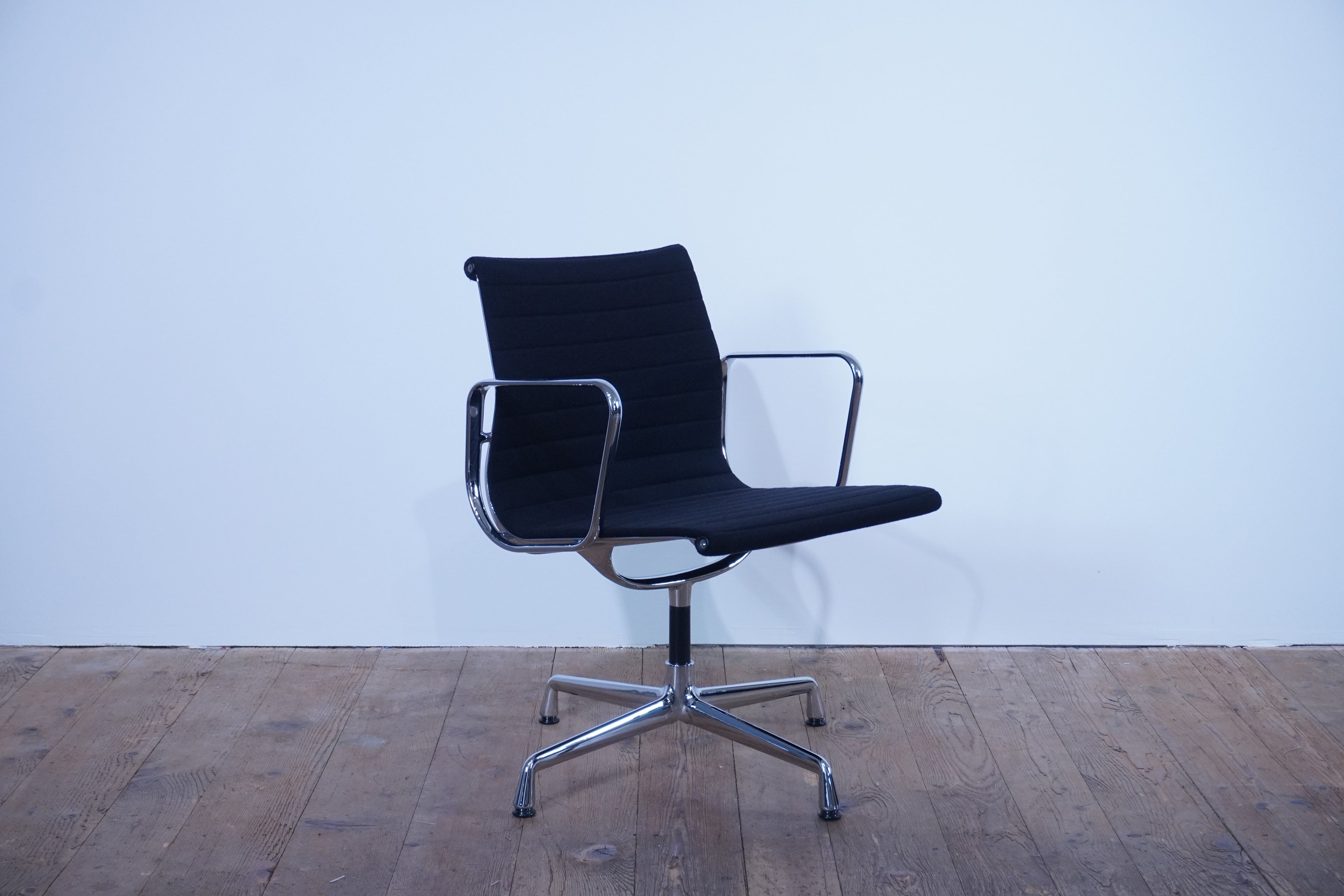 Vitra Eames Alu Chair EA108 Hopsak nero