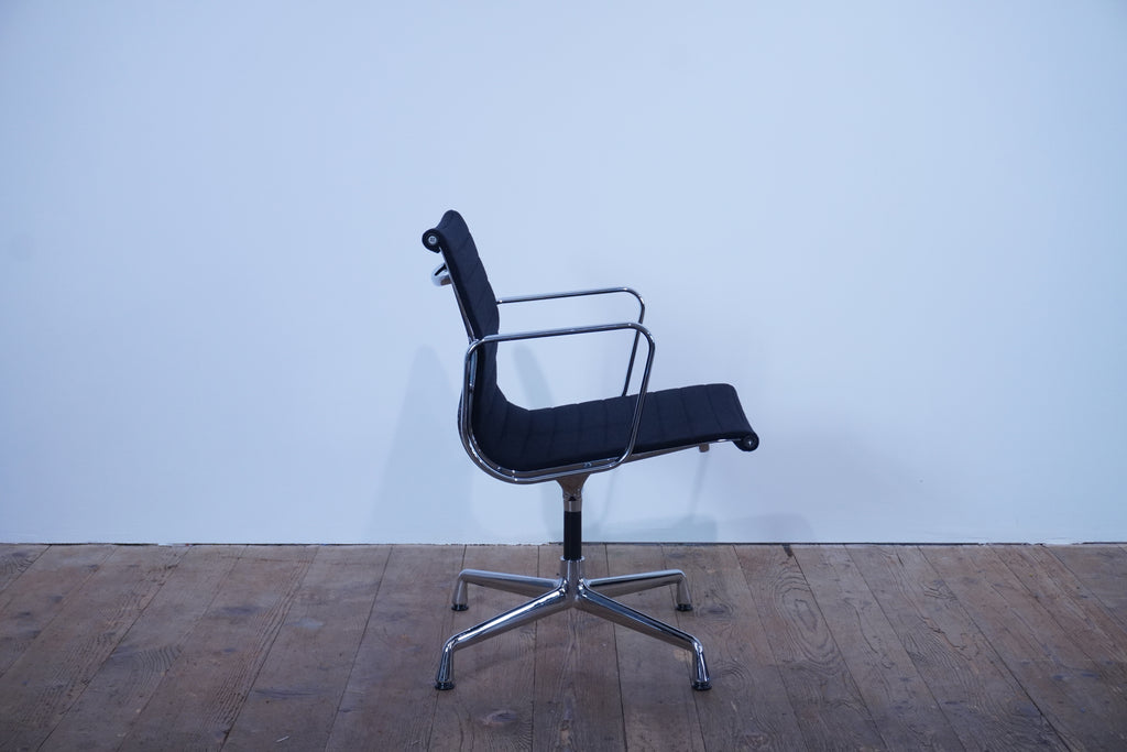 Vitra Eames Alu Chair EA108 Hopsak nero