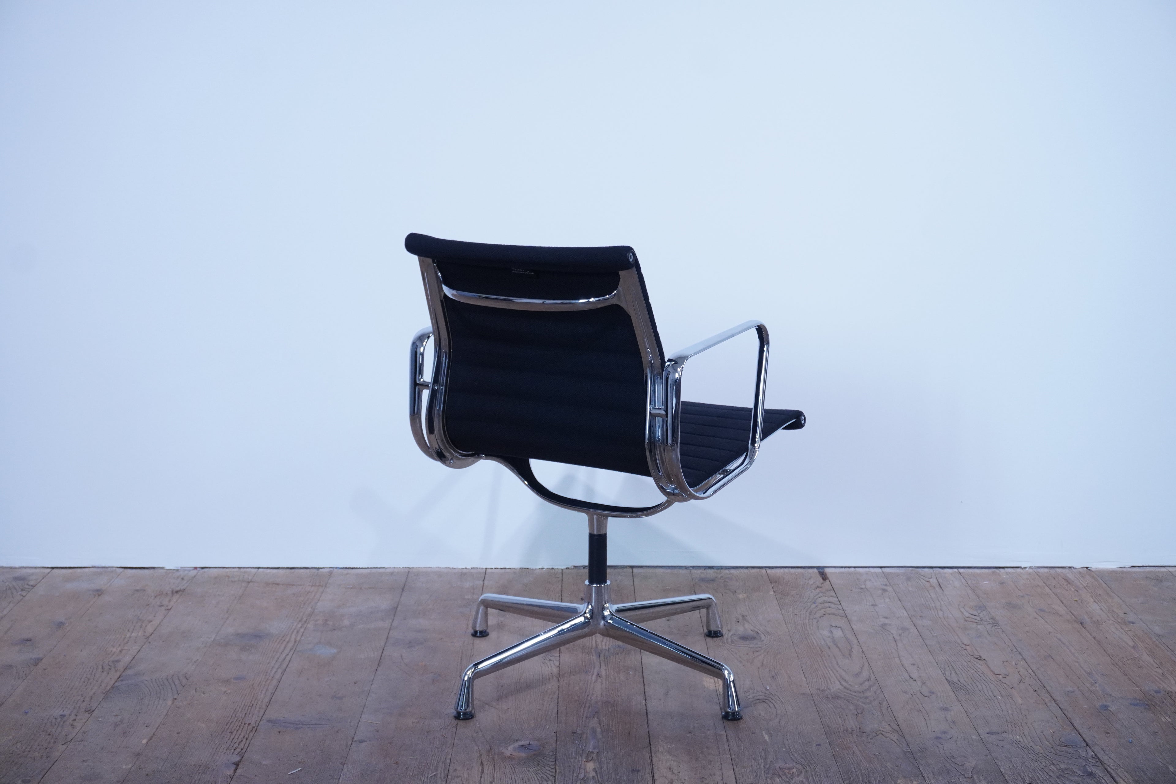 Vitra Eames Alu Chair EA108 Hopsak nero