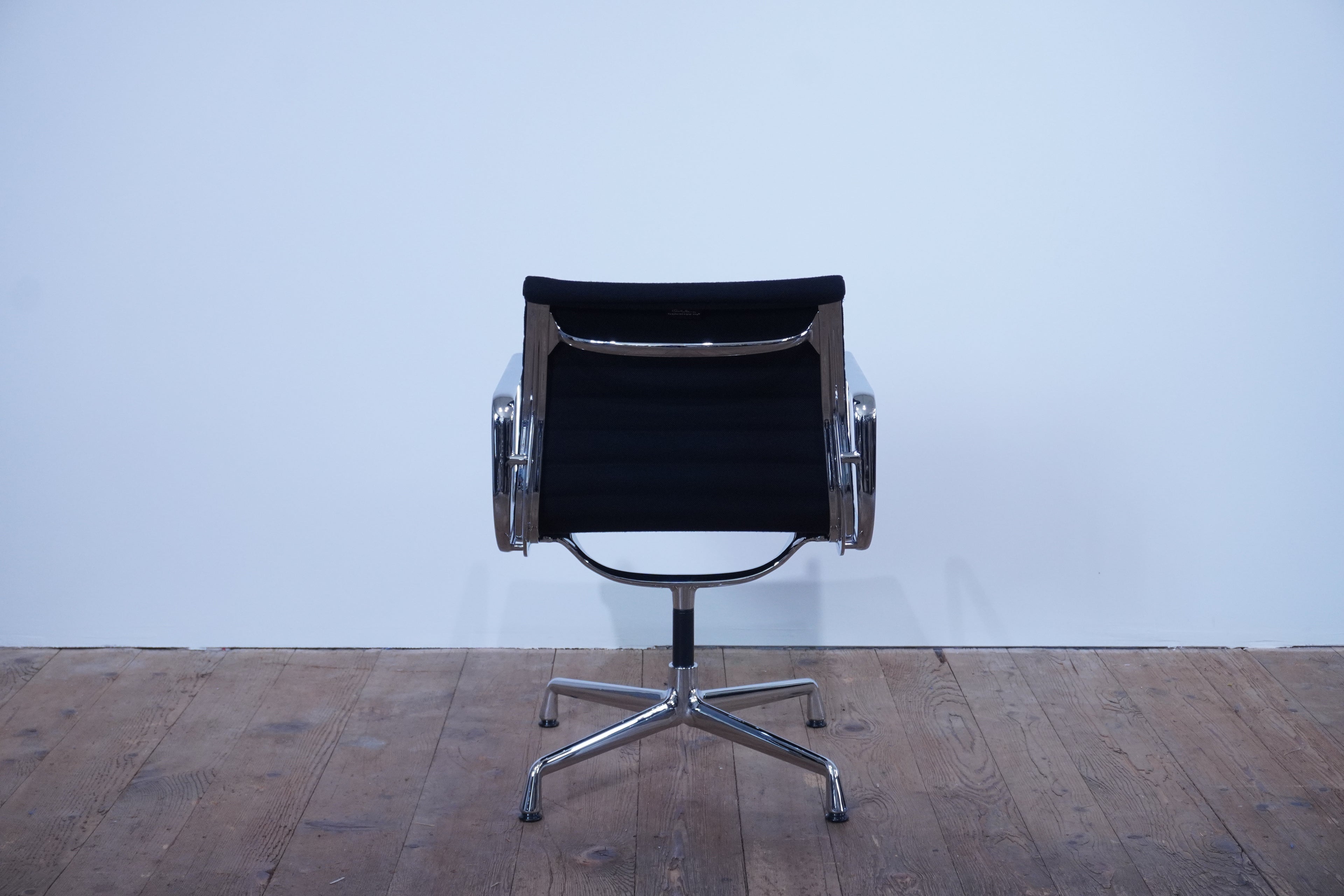 Vitra Eames Alu Chair EA108 Hopsak nero