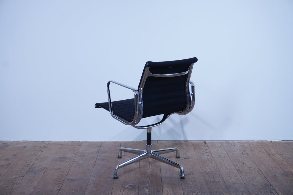 Vitra Eames Alu Chair EA108 Hopsak nero