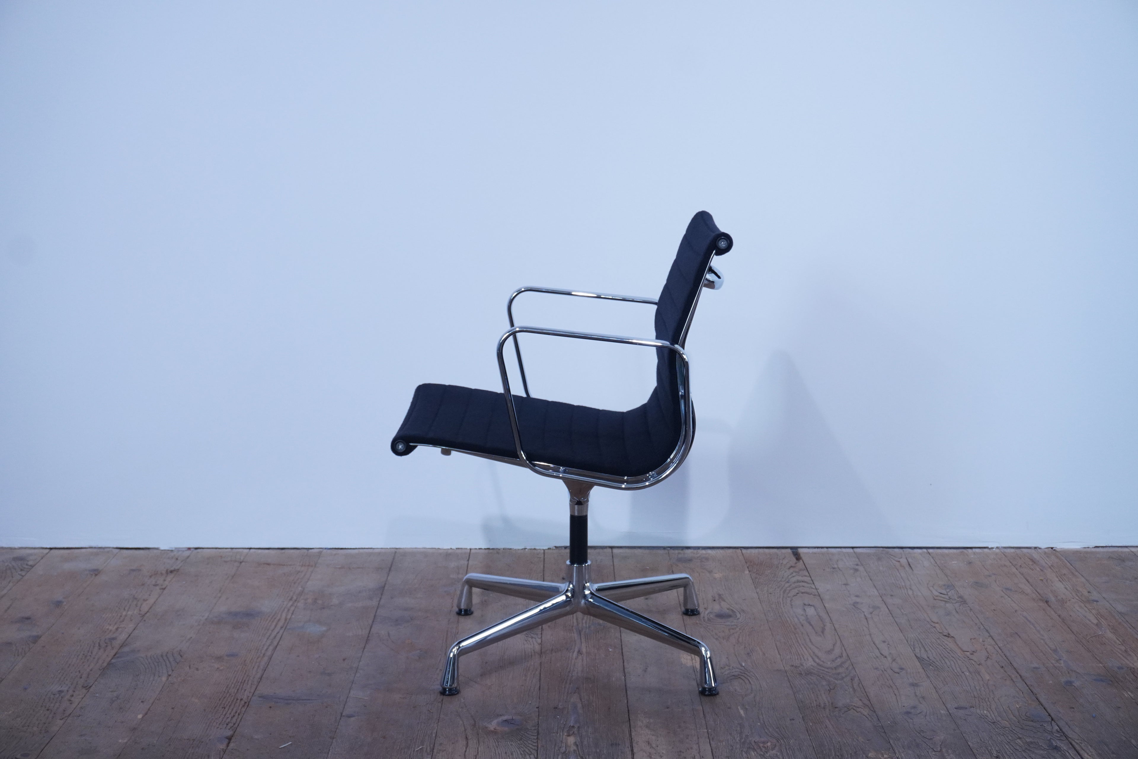 Vitra Eames Alu Chair EA108 Hopsak nero