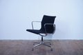 Vitra Eames Alu Chair EA108 Hopsak nero