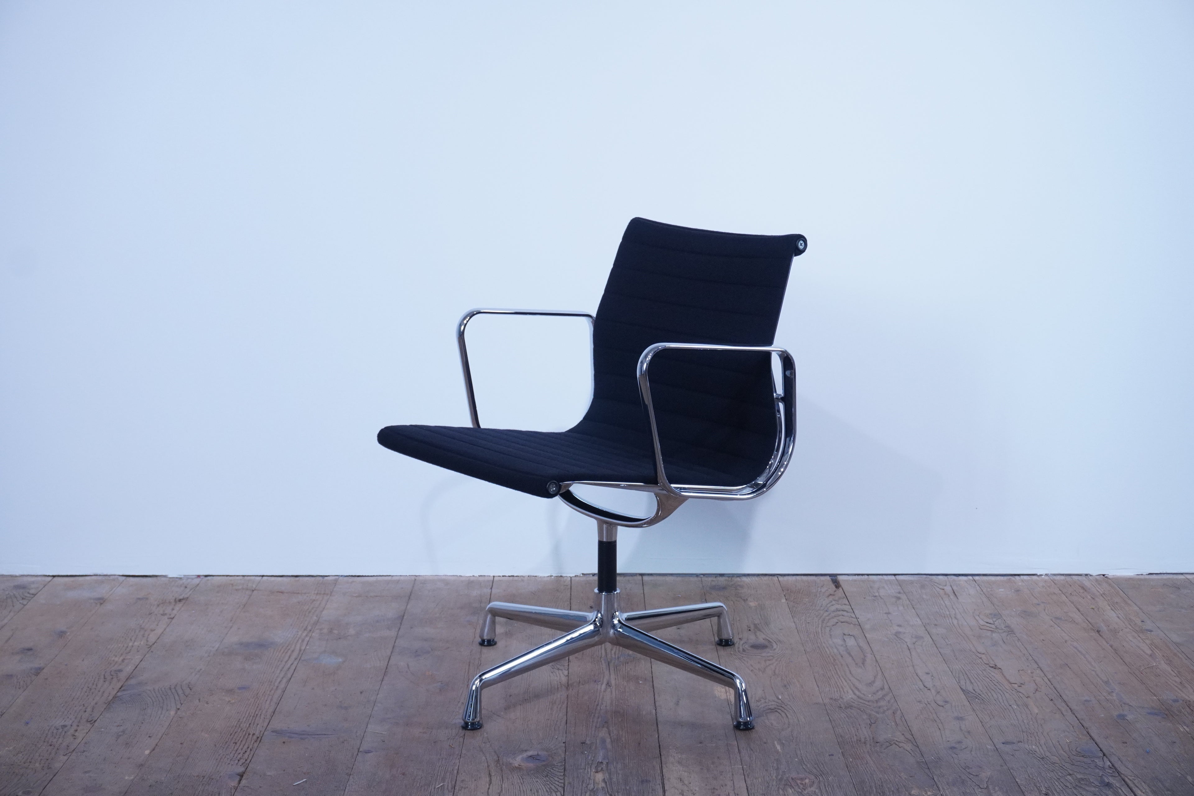Vitra Eames Alu Chair EA108 Hopsak nero