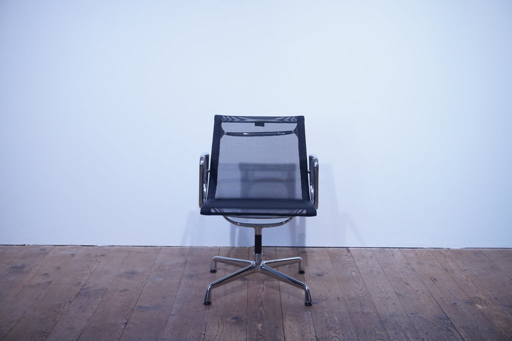 Vitra Eames Alu Chair EA108 Netz schwarz