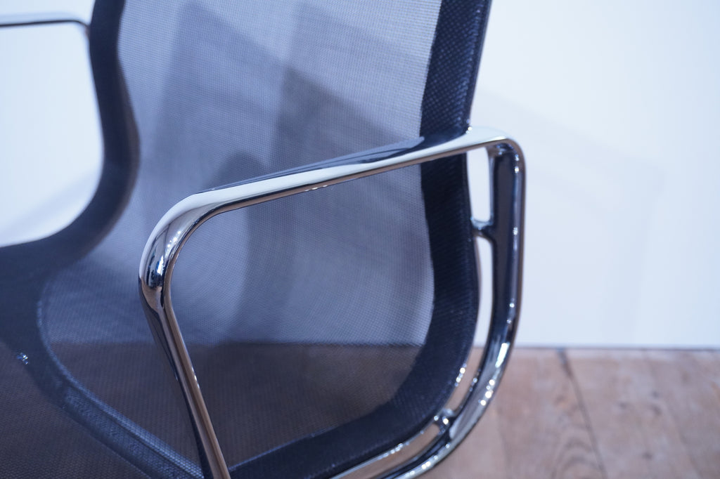 Vitra Eames Alu Chair EA108 Netz schwarz