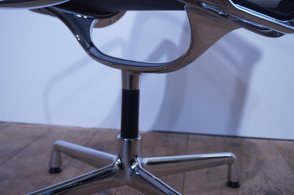 Vitra Eames Alu Chair EA108 Netz schwarz