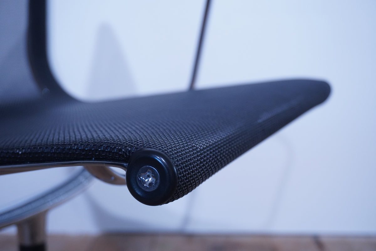 Vitra Eames Alu Chair EA108 Netz schwarz