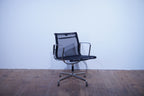 Vitra Eames Alu Chair EA108 Netz schwarz