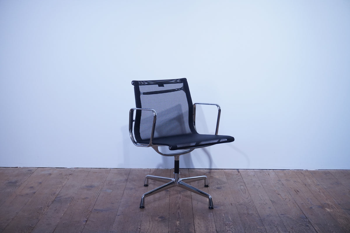 Vitra Eames Alu Chair EA108 Netz schwarz