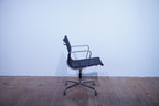 Vitra Eames Alu Chair EA108 Netz schwarz