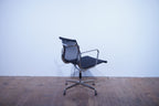 Vitra Eames Alu Chair EA108 Netz schwarz